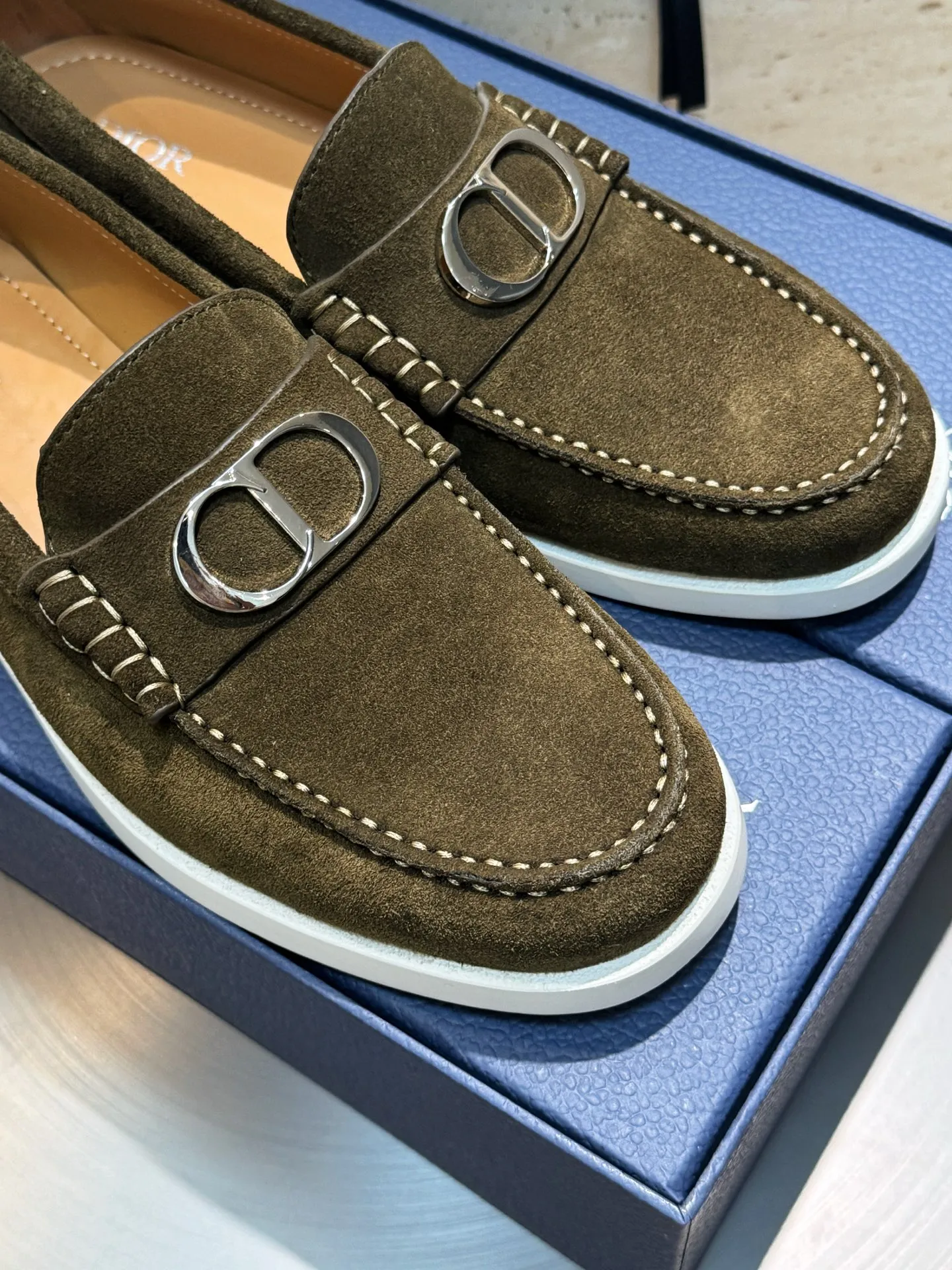 Factory price: 420💰Dior*Granville men's lace-up casual shoes-original replica Buy the original version and get a one-to-one replica. It is a casual dress shoe. Crafted from luxuriously soft navy suede, it features an Oblique printed panel on the upper. The lightweight white rubber sole adds sophistication, with an Oblique pattern engraved on the outsole and branding on the back. Adds elegance to any casual look. Imported cowhide suede + imported cowhide lining + original outsole Size: 39-44 (45 46 customized)